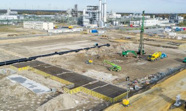 Im August 2020 starteten die Bauarbeiten für die neue Anlage für Kathodenmaterialien in Schwarzheide. Bis zur Inbetriebnahme der Anlage für Batteriematerialien im Jahr 2022 ist die Integration erneuerbarer Energien geplant.