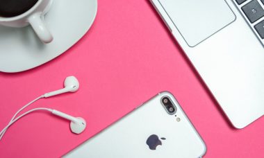 closeup-photo-of-silver-iphone-7-plus-with-earpods-1038628