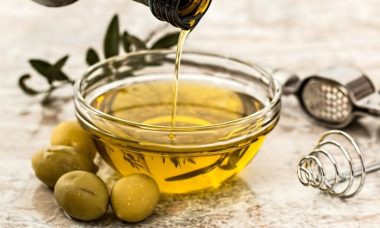 olive-oil-g907a830c5_1280-820x550